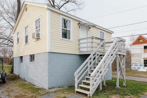 Exterior - Cozy Apartment Near Downtown Bristol (Bristol)