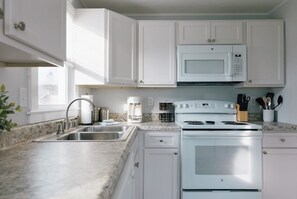 Fridge, microwave, oven, stovetop - Cozy Apartment Near Downtown Bristol (Bristol)