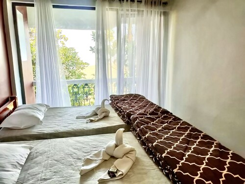 Beautiful 2 bedroom w/ garden and s