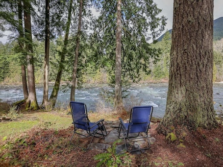 Áreas de la propiedad. Cottage Located Directly On The River