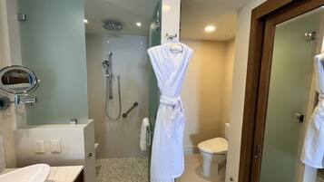 Baignoire, sĂšche-cheveux, bidet, serviettes fournies