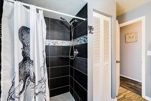 Combined shower/tub, jetted tub, hair dryer, towels