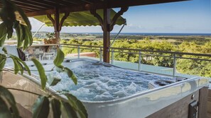 Outdoor spa tub - Villa Priva • Meilly Estate (Saint-Louis)