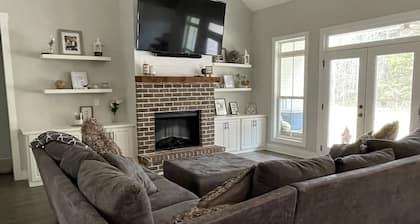 AUGUSTA Entire Modern farmhouse- Masters Getaway 3 acres oasis