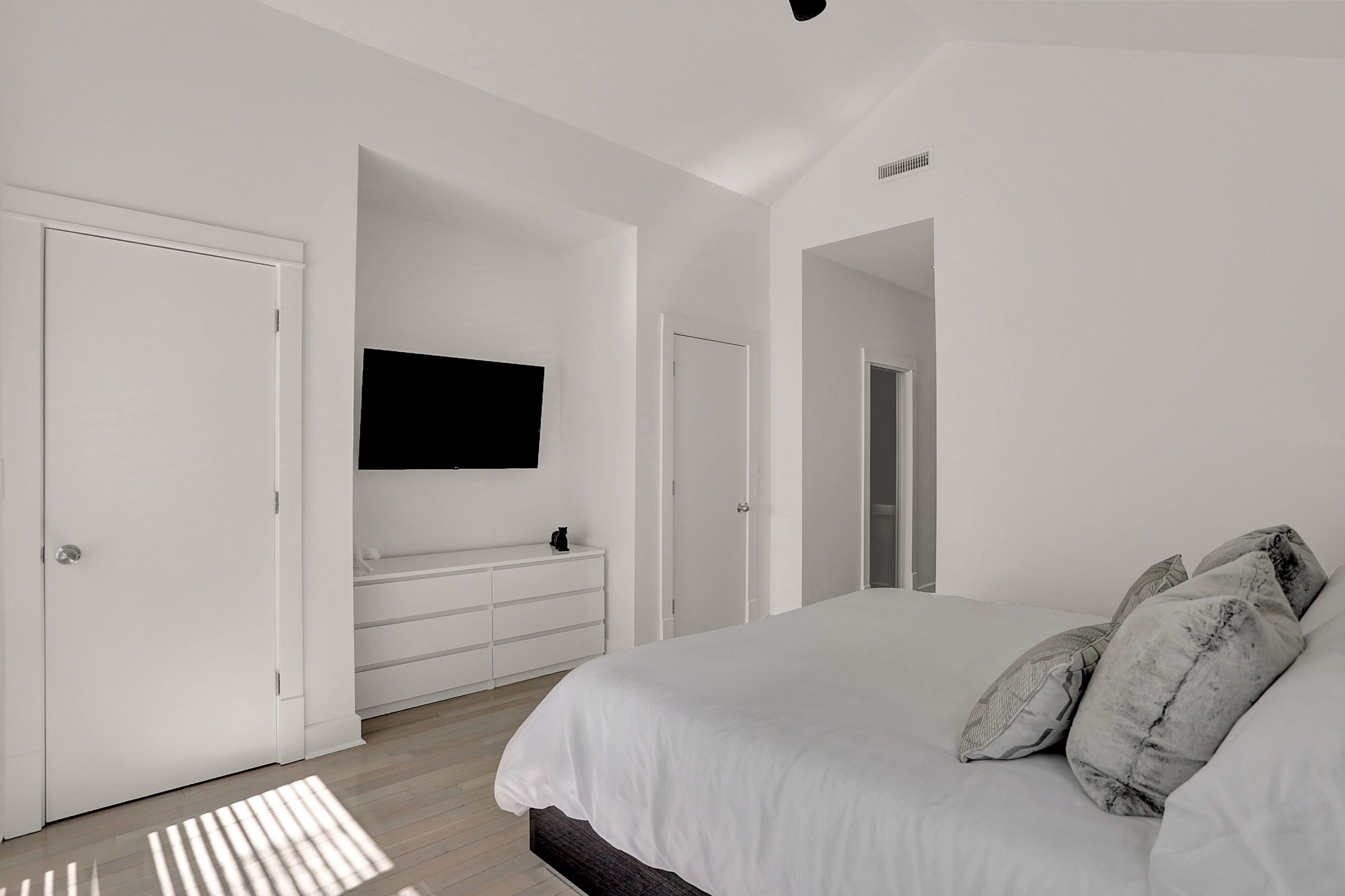 3 bedrooms, desk, iron/ironing board, free WiFi