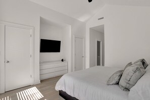 3 bedrooms, desk, iron/ironing board, free WiFi