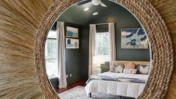 4 bedrooms, iron/ironing board, WiFi, bed sheets