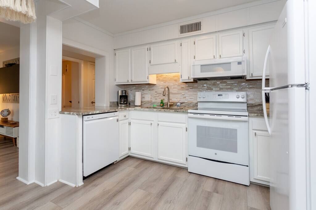 冷蔵庫、電子レンジ、オーブン、コンロ