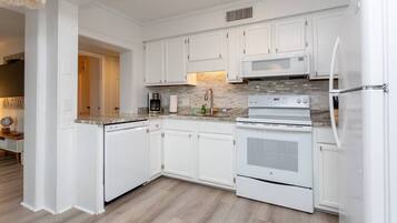 冷蔵庫、電子レンジ、オーブン、コンロ