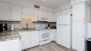 Frigorífico, microondas, horno y placa de cocina
