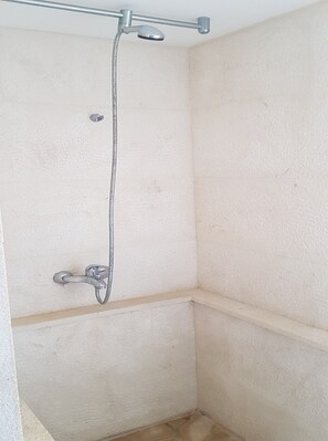 Ducha, secador de pelo y toallas