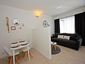 TV - Apartments Tomy - One Bedroom Apartment with Balcony and Sea view (Sutivan)