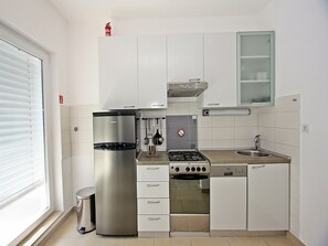 Kühlschrank, Mikrowelle, Ofen, Geschirrspüler