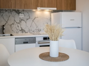 Kühlschrank, Mikrowelle, Ofen, Geschirrspüler