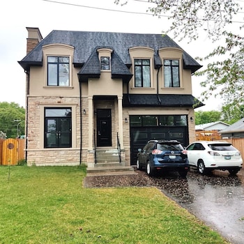 Dazzling Home Next to Beach & Go Station