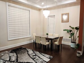 In-room dining - Dazzling Home Next to Beach & Go Station (Pickering)