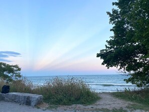 Beach nearby - Dazzling Home Next to Beach & Go Station (Pickering)