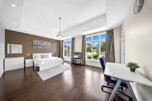 Luxury House | Individually decorated, desk, free WiFi, bed sheets