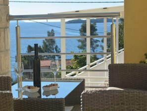 Outdoor dining - Fancy Apartments Dream - Deluxe One Bedroom Apartment with Balcony and Sea View (Brna)