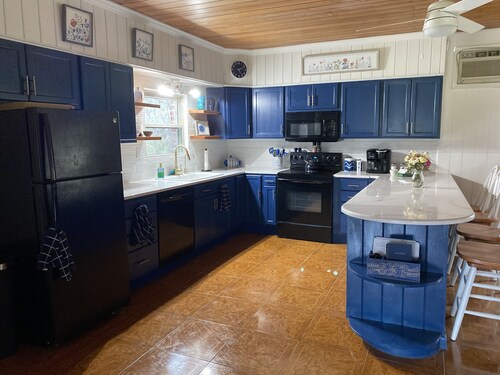 Secluded Shades of Blue Lake Bistineau Sunsets Sleeps 19