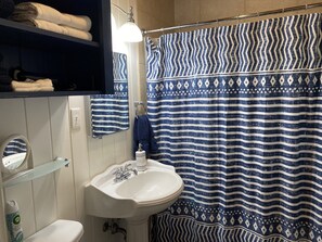 Combined shower/bathtub, hair dryer, towels, soap