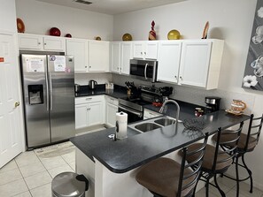 Réfrigérateur, four à micro-ondes, un four, lave-vaisselle