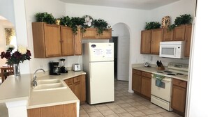 Private kitchen - 5 Bedroom, Pool Home Overlooking Golf Course. Close to Attractions (Davenport)