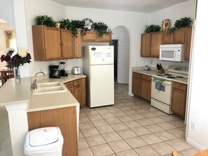 Fridge, microwave, oven, dishwasher - 5 Bedroom, Pool Home Overlooking Golf Course. Close to Attractions (Davenport)