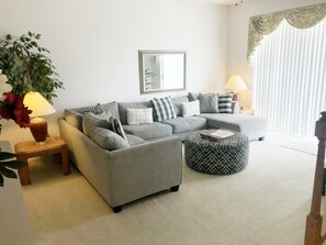 TV - 5 Bedroom, Pool Home Overlooking Golf Course. Close to Attractions (Davenport)