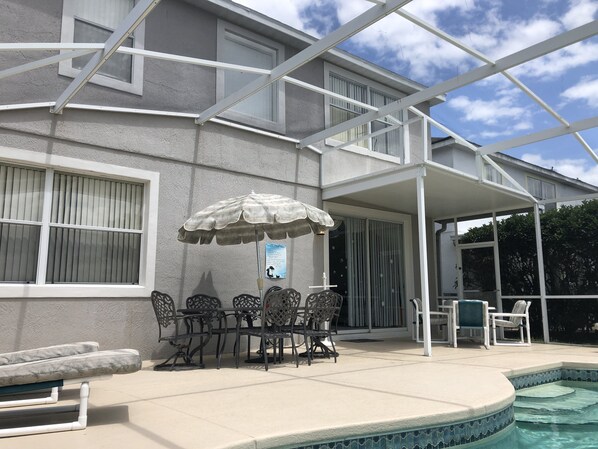 Outdoor dining - 5 Bedroom, Pool Home Overlooking Golf Course. Close to Attractions (Davenport)