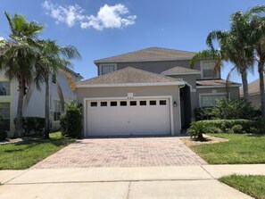 Exterior - 5 Bedroom, Pool Home Overlooking Golf Course. Close to Attractions (Davenport)