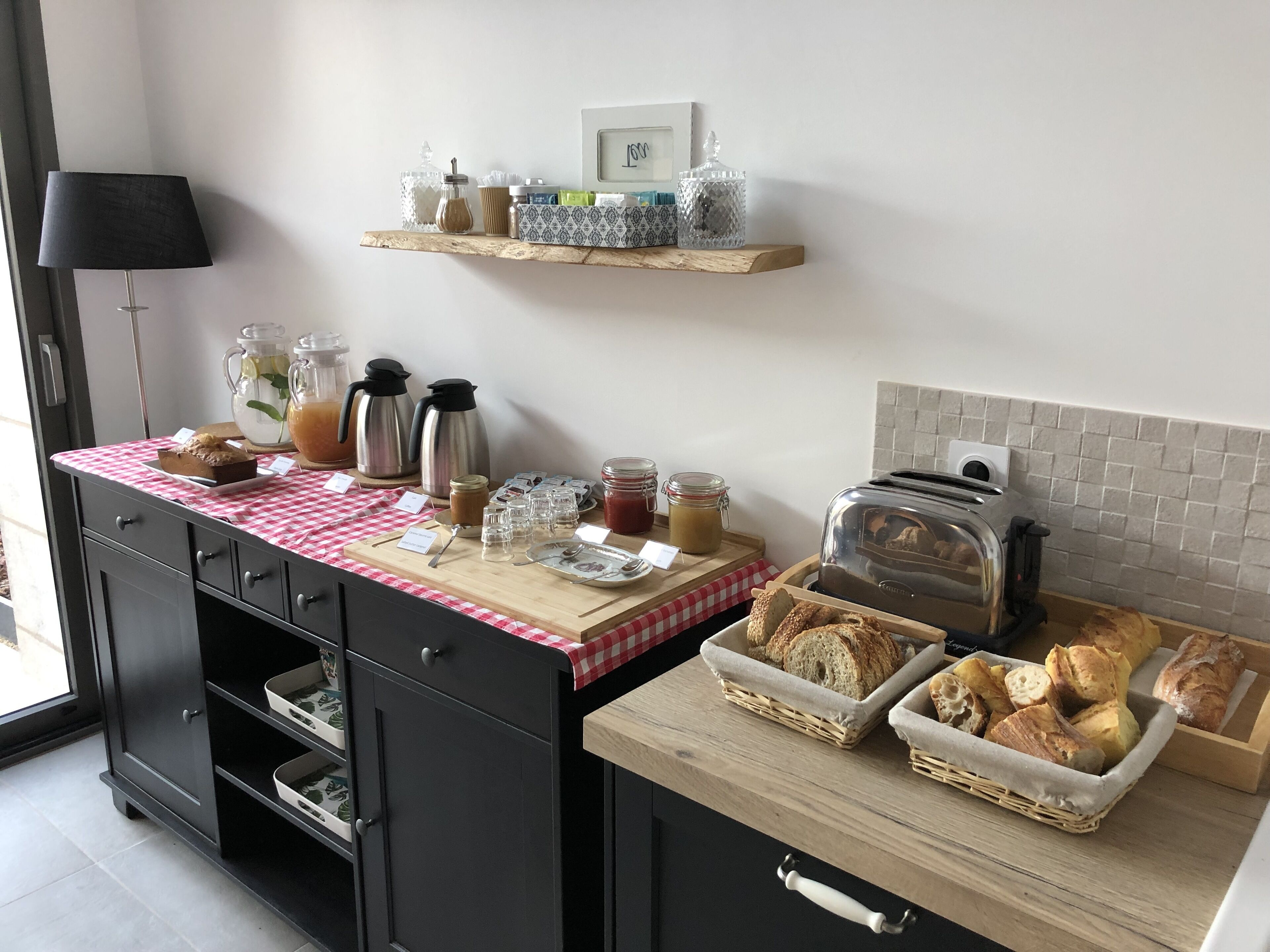 Tägliches inbegriffenes kontinentales Frühstück