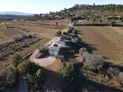 Villa de campagne au milieu des vignes