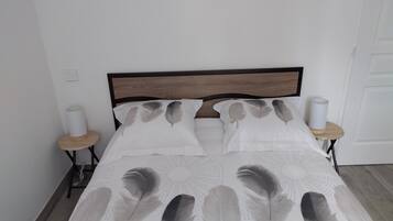 3 chambres, bureau, fer et planche Ă repasser, lit parapluie