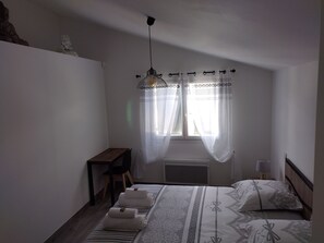 3 bedrooms, desk, iron/ironing board, travel crib