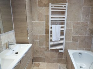 Baignoire, sèche-cheveux, serviettes fournies, savon