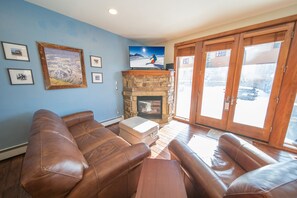 Signature Townhome, 2 Bedrooms, Fireplace, Ground Floor (Antlers Gulch 401) | Living area | Smart TV, fireplace - Antlers Gulch 401 (Keystone)