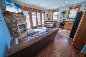 Casa de ciudad Prestigio, 2 habitaciones, chimenea, planta baja (Antlers Gulch 401) | Área de sala de estar | Smart TV y chimenea