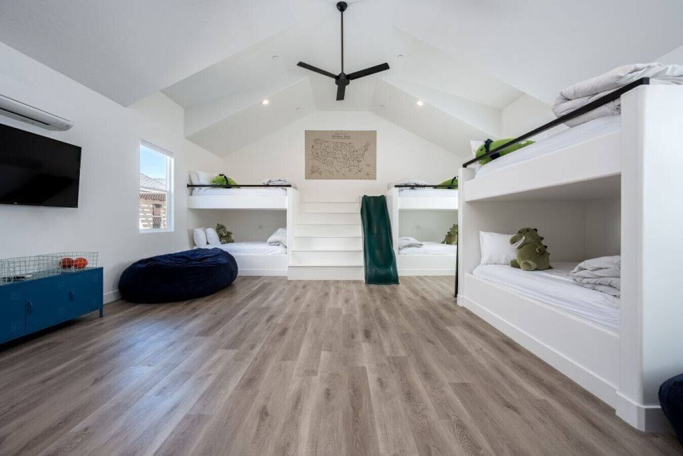 4 habitaciones, tabla de planchar con plancha y cuna de viaje 