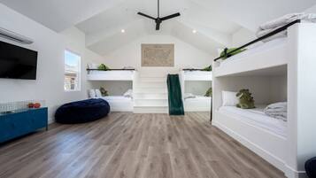 4 habitaciones, tabla de planchar con plancha y cuna de viaje