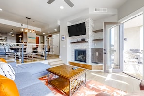 Televisión, chimenea y libros