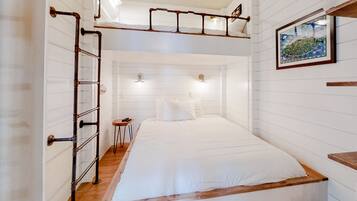 4 bedrooms, desk, iron/ironing board, WiFi