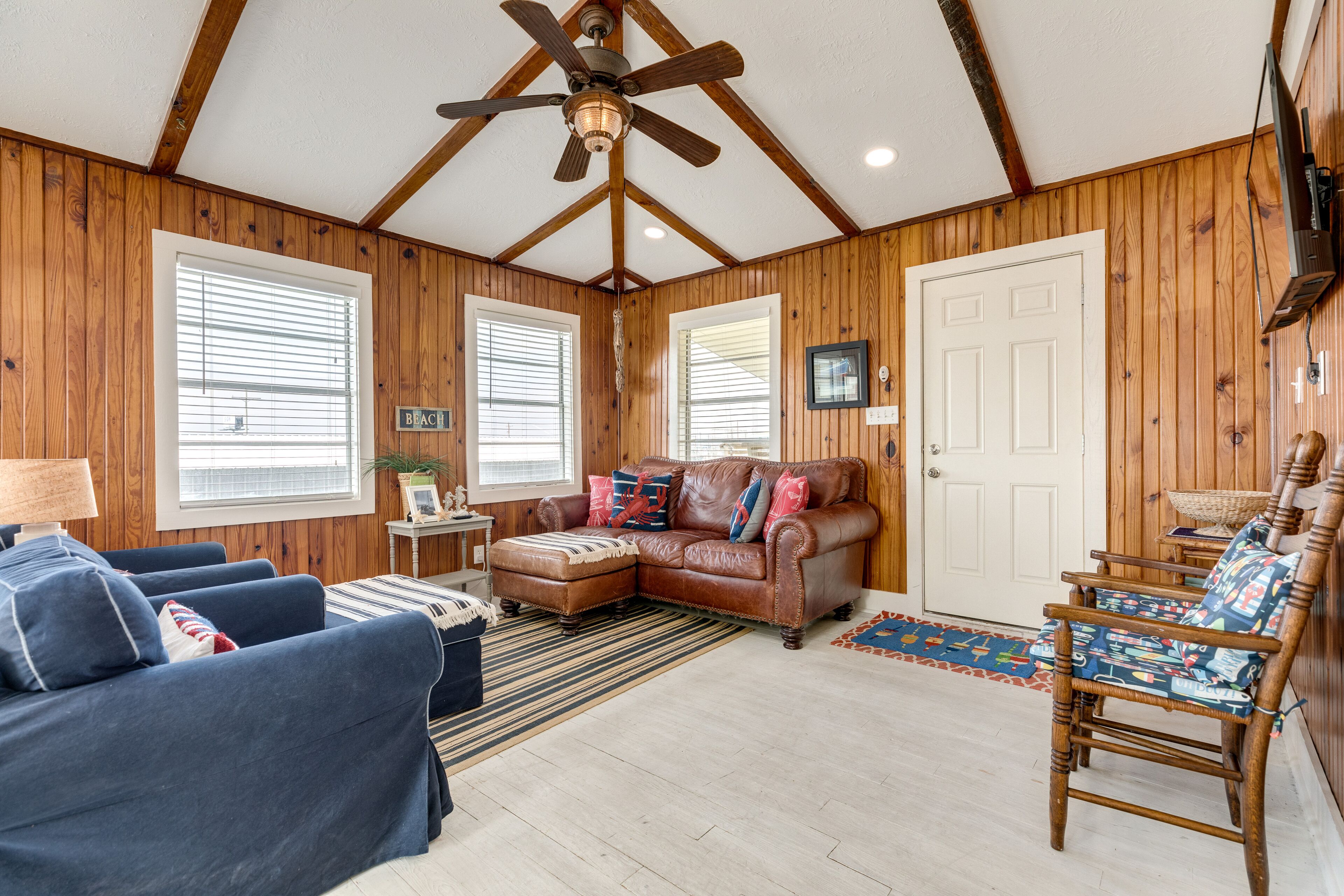 Funky cottage close to beach with WiFi, fire pit, deck – snowbirds OK