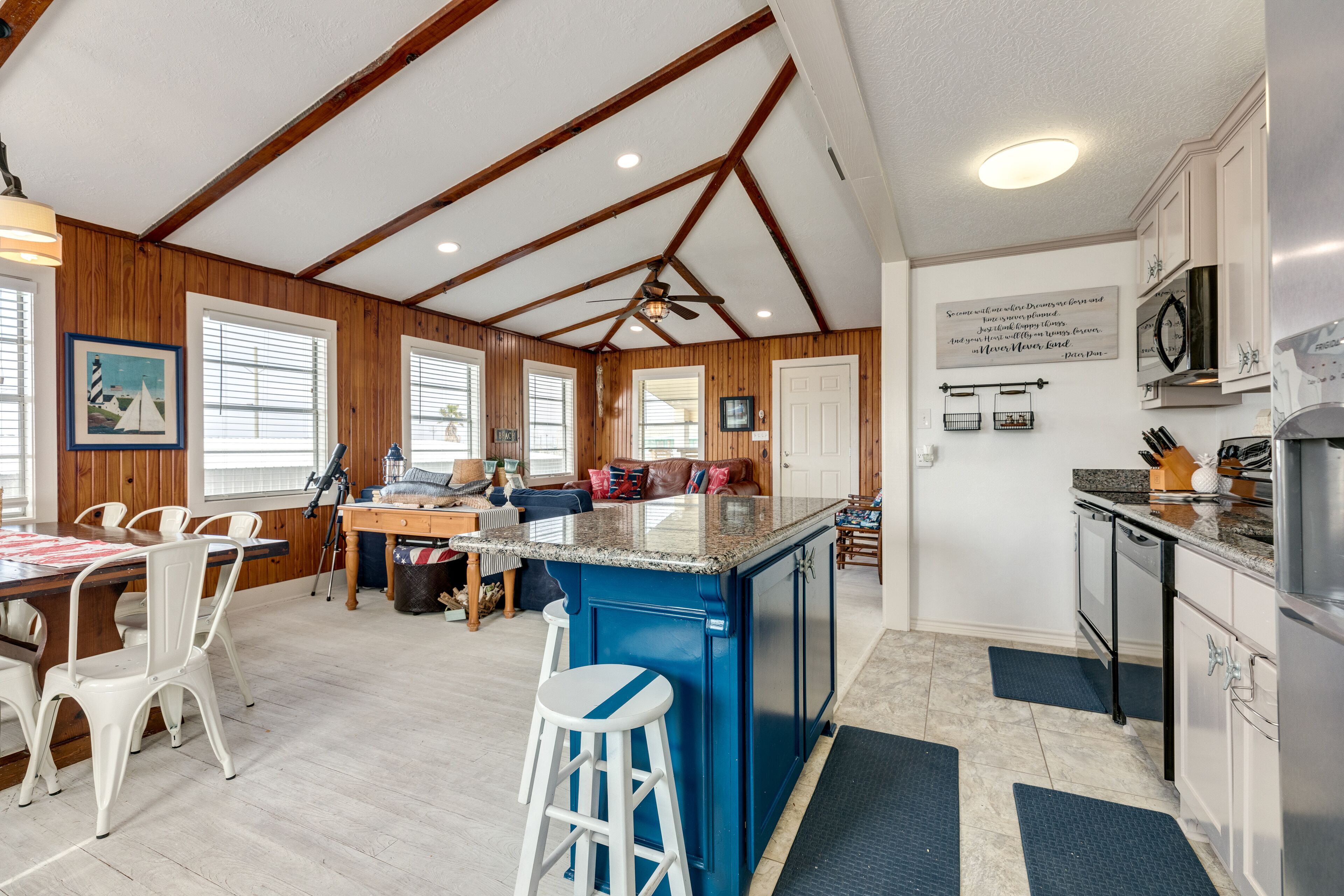 Funky cottage close to beach with WiFi, fire pit, deck – snowbirds OK