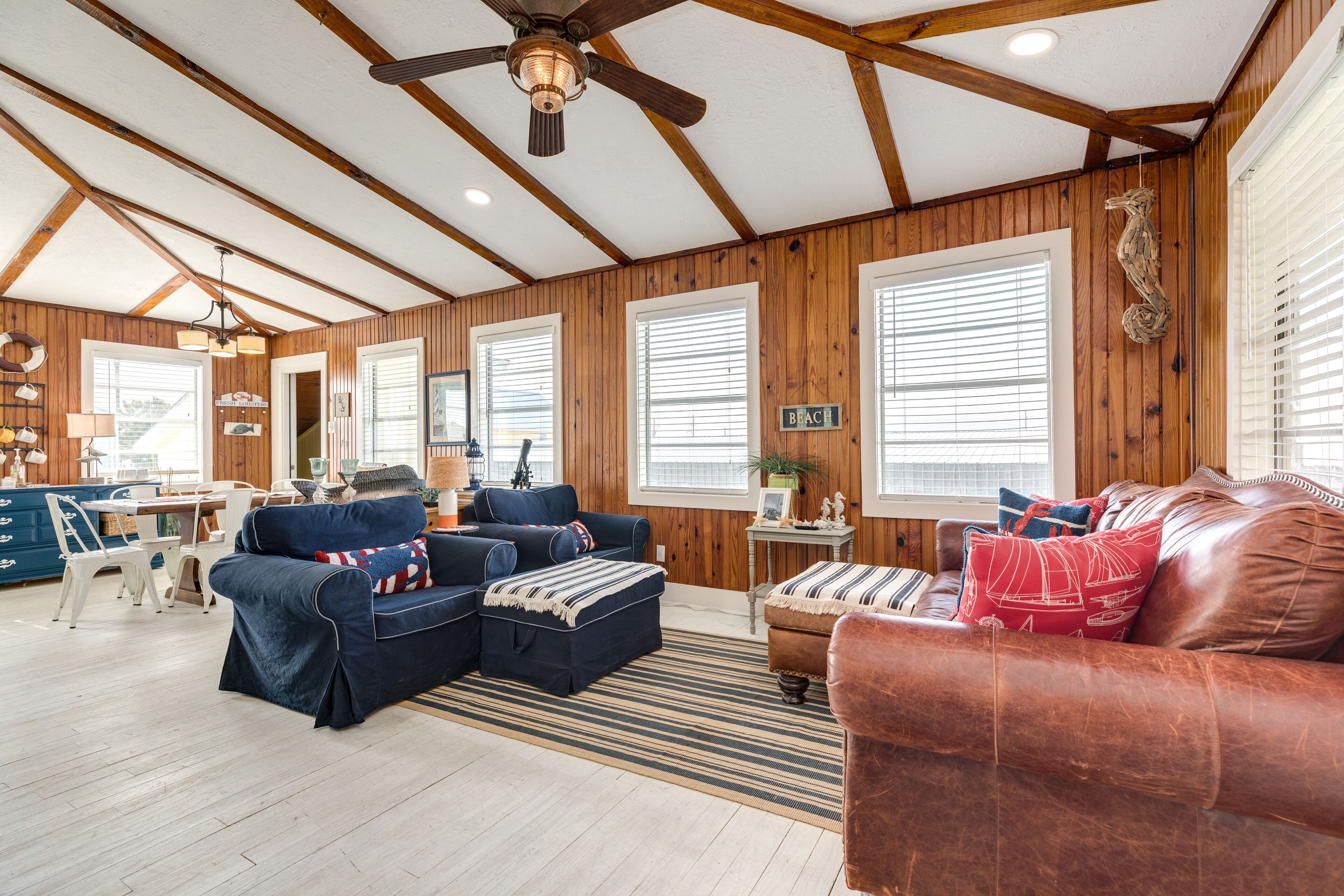 Funky cottage close to beach with WiFi, fire pit, deck – snowbirds OK