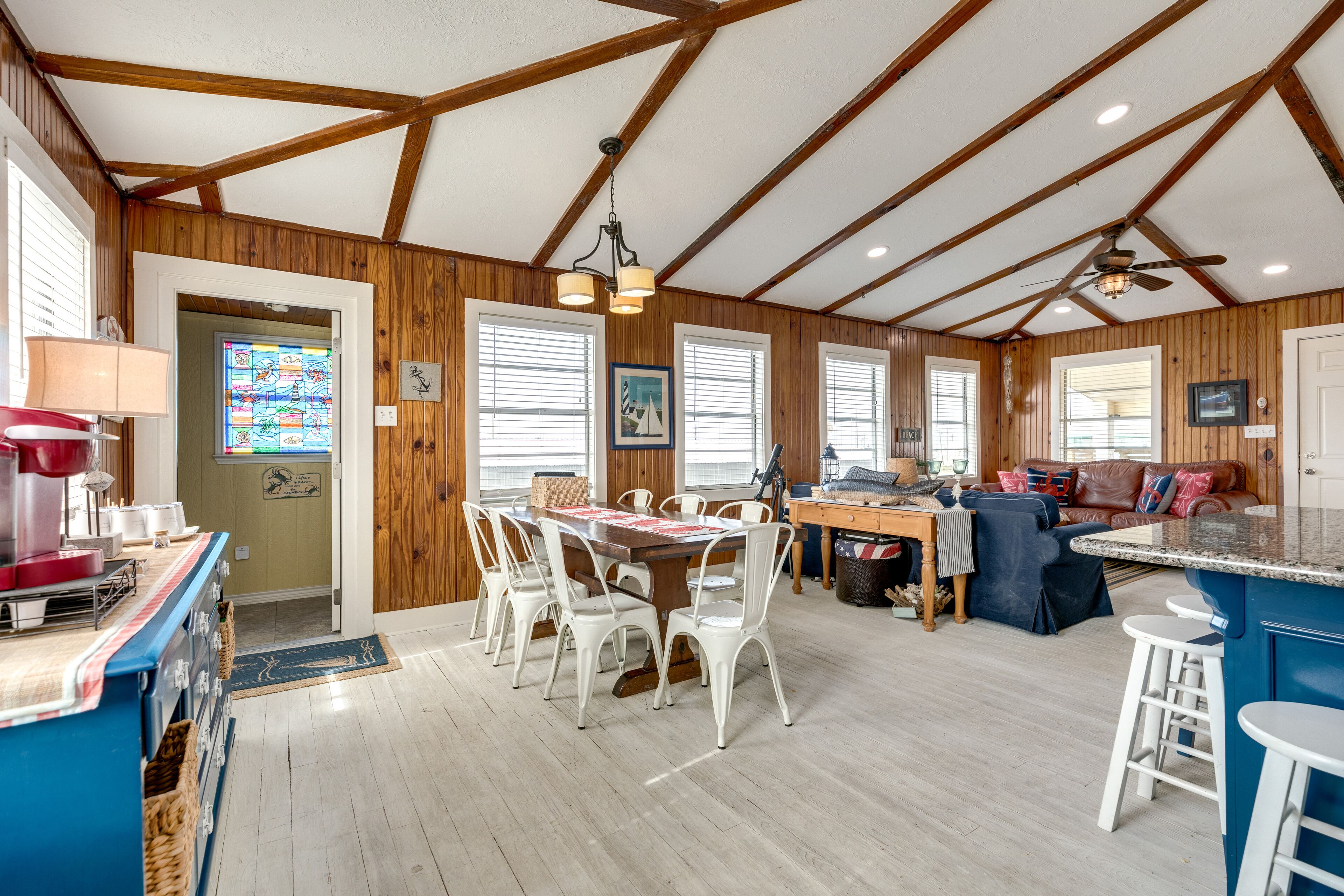 Funky cottage close to beach with WiFi, fire pit, deck – snowbirds OK