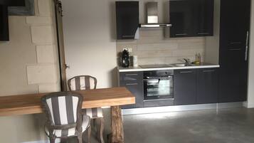 Een koelkast, een microgolfoven, een oven, een kookplaat