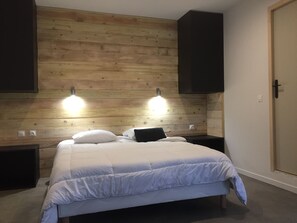 1 bedroom, desk, iron/ironing board, WiFi