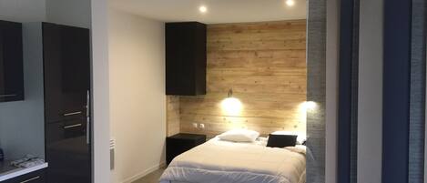 1 bedroom, desk, iron/ironing board, WiFi