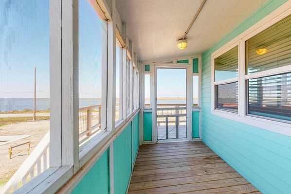 Property grounds - Dog-friendly, waterfront getaway with a pool, WiFi, central A/C, & washer/dryer (Galveston)